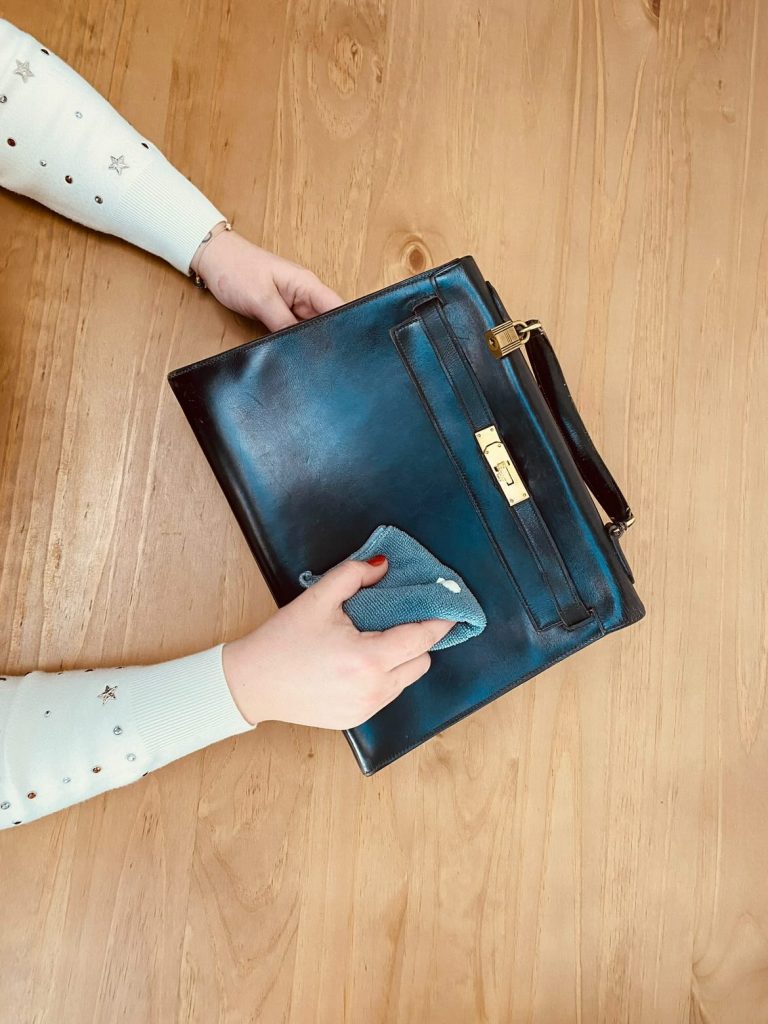 nettoyage du sac Hermes avec le kit de nettoyage l'atelier Kro